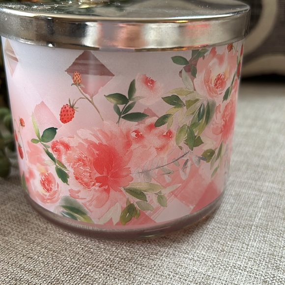 Bath and Body 3 wick candle - Picture 3 of 6